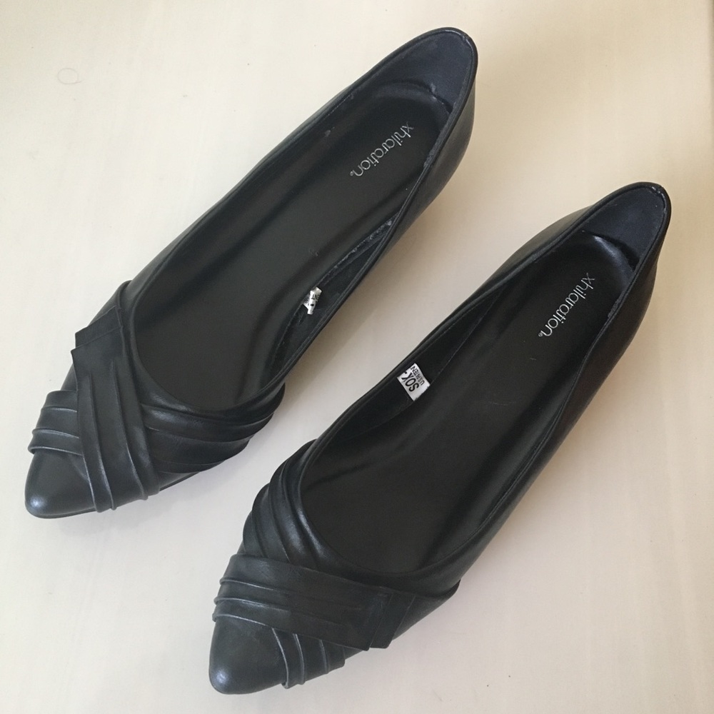 Xhilaration Low Wedge/Flat pointed Toe Shoe
